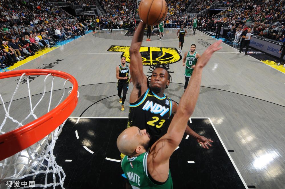 里斯-詹姆斯赛前热身时受伤，安德雷-桑托斯顶替他首发出战.