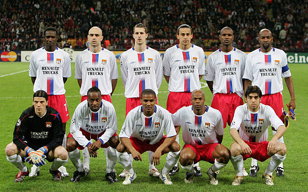 TA：因现代足球重视边路与攻防转换，菱形中场阵型已几乎绝迹（TA：现代足球强调边路与攻防转换，菱形中场已几乎消失）