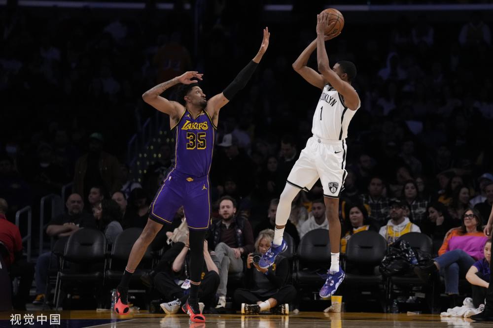 瓦塞尔表现惊人，半场5记三分震撼全场（瓦塞尔手感火热，上半场轰进5记三分引爆全场）